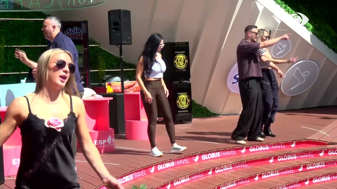 Banorët kërcejnë nën ritmet e muzikës në oborr