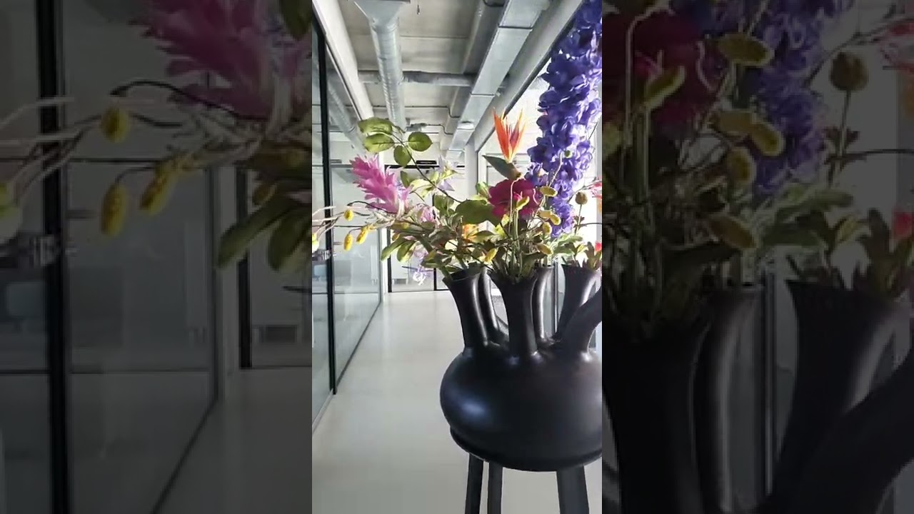 Toetervaas zwart gevuld met zijden bloemen
