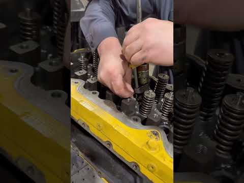 Using special tool for CAT C7 injectors removal 💪😼 #mechanic #enginerebuild #truckrepair