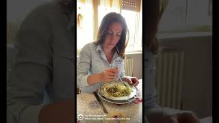 Per mangiare gli spaghetti si usa il cucchiaio Il galateo dice NO  #spaghetti #galateo #etiquette