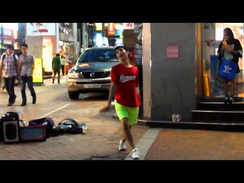 Teenager dances to Sunmi's "24 Hours Are Not Enough" in Hyehwa-dong