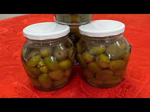 Le olive verdi schiacciate in salamoia