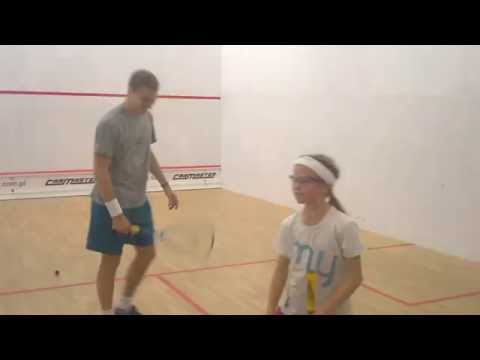SQUASH. Nick Matthew trick shot vs juniors in Kraków