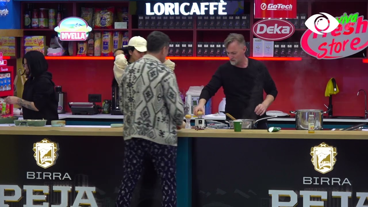 Momente të bukura në shtëpi. Banorët kërcejnë dhe këndojnë sëbashku