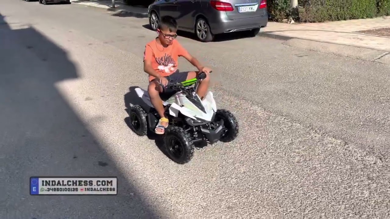Quad de 36V y 800W llevado por un niño de 10 años