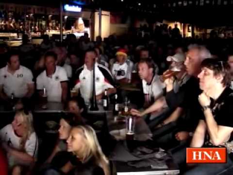 Enttaeuschte Fans nach erster Niederlage