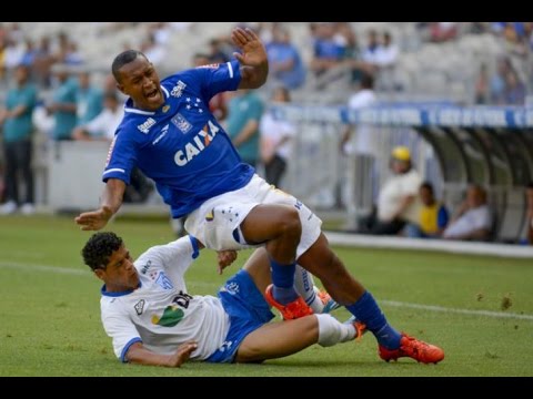 Calma, gente! Fabricio arruma maior confusão após sofrer entrada violenta