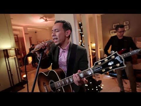 Pongki Barata - Pandangi Langit Malam Ini (Jikustik Cover) (Live at Music Everywhere) **