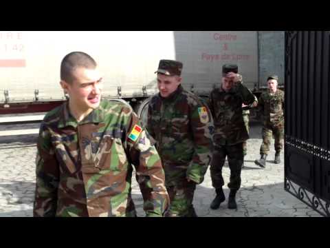 Militarii pe post de hamali la Mitropolia rusă în Moldova - Curaj.TV