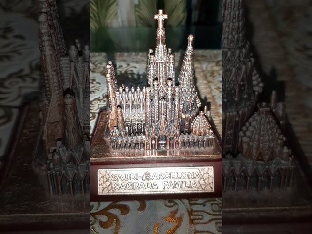 Vídeo relacionado con Pack de Imanes de Barcelona para Nevera | Souvenirs de España | Imanes Decorativos de Sagrada Familia, Park Güell, Casa Batlló y Casa Vicens | Regalo Original