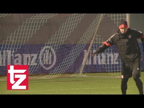 Dribbel-Jux: Bastian Schweinsteiger äfft Arjen Robben nach - Hier macht Schweini den Robben