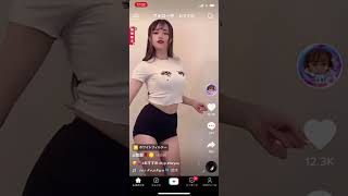 目のやり場に困る　謎のTシャツ美女