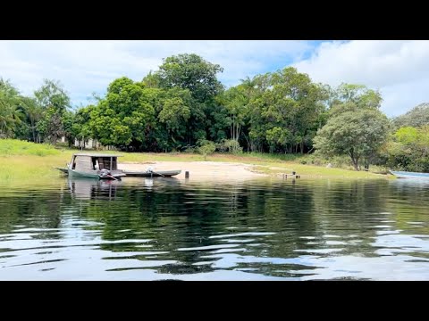 Viajamos 3 horas de canoa pelo rio negro até chegar nossa comunidade indígena 