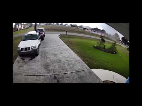 Fulmine cade a pochi metri da un uomo: il video della telecamera di sicurezza