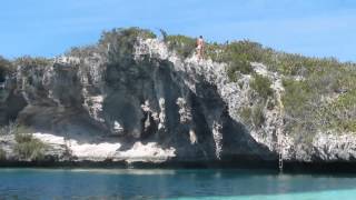 preview picture of video 'Layout off cliff at Deans Blue hole, Long Island, Bahamas.'