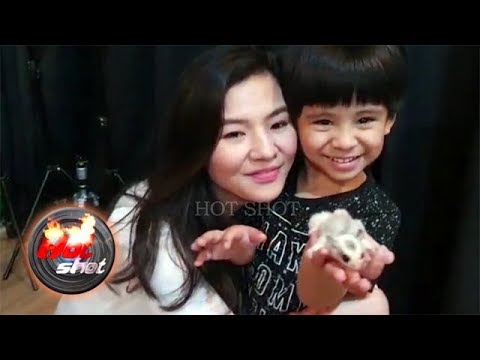 Hot Shot 30 Mei 2020 - Eriska Rein Menciptakan Suasana Rumah Menjadi Arena Belajar untuk Sang Anak