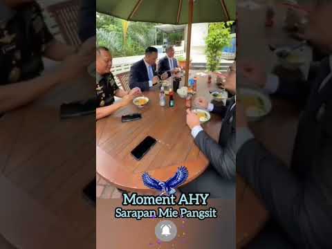 Moment AHY Sarapan Mie Pangsit