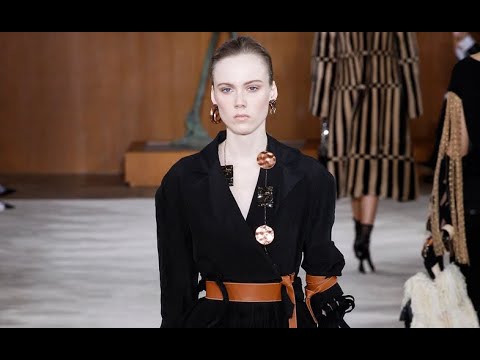 LOEWE Fall 2016 Paris - Fashion Channel