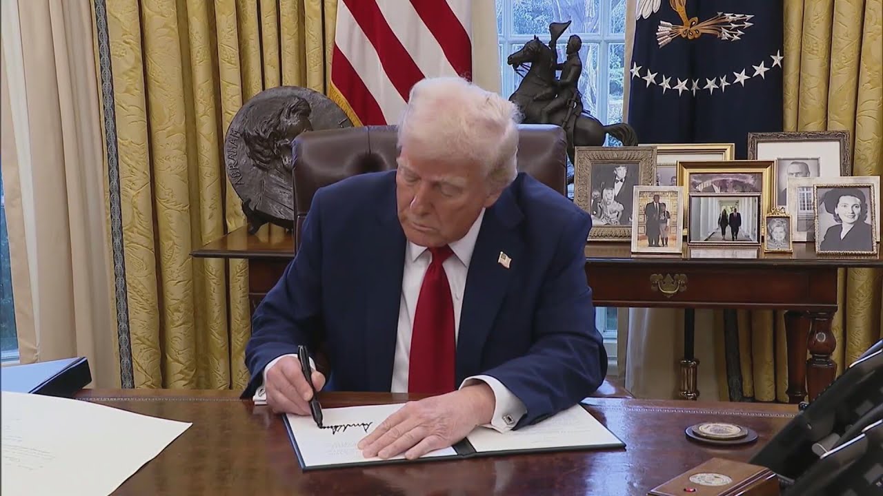 Hancock & Kelley: Trump talks about mid-air collision, Illinois state rep wants to end daylight savi