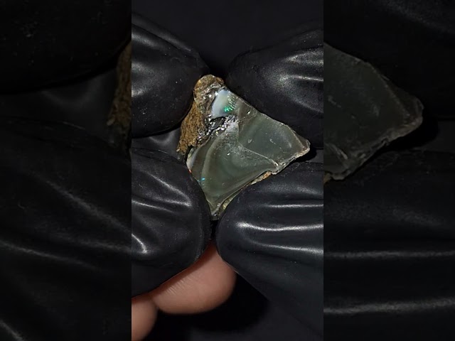 حجر اوبال خام طبيعي تحفة للإقتناء أو الإهداء