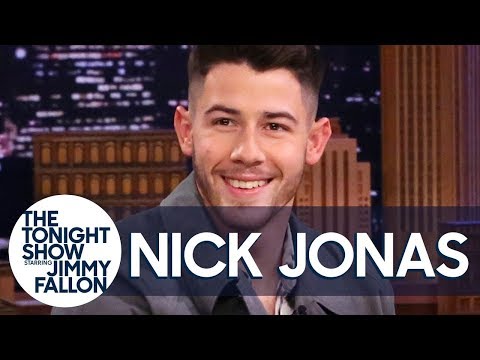 尼克-喬納斯在格萊美頒獎典禮上對他牙齒上的菠菜做出反應 (Nick Jonas Reacts to That Spinach in His Teeth During the Grammys)