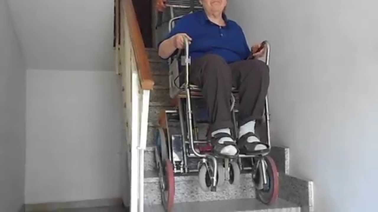 Teresina scende dalla camera da letto sul carrello sedia saliscale montascale INVO 4 Sol