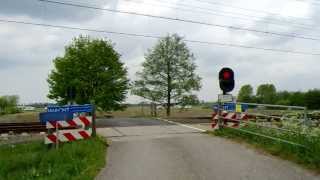 preview picture of video 'Spoorwegovergang Lisse/ Dutch Railroad-/ Level Crossing/ Bahnübergang/ Passage a Niveau'