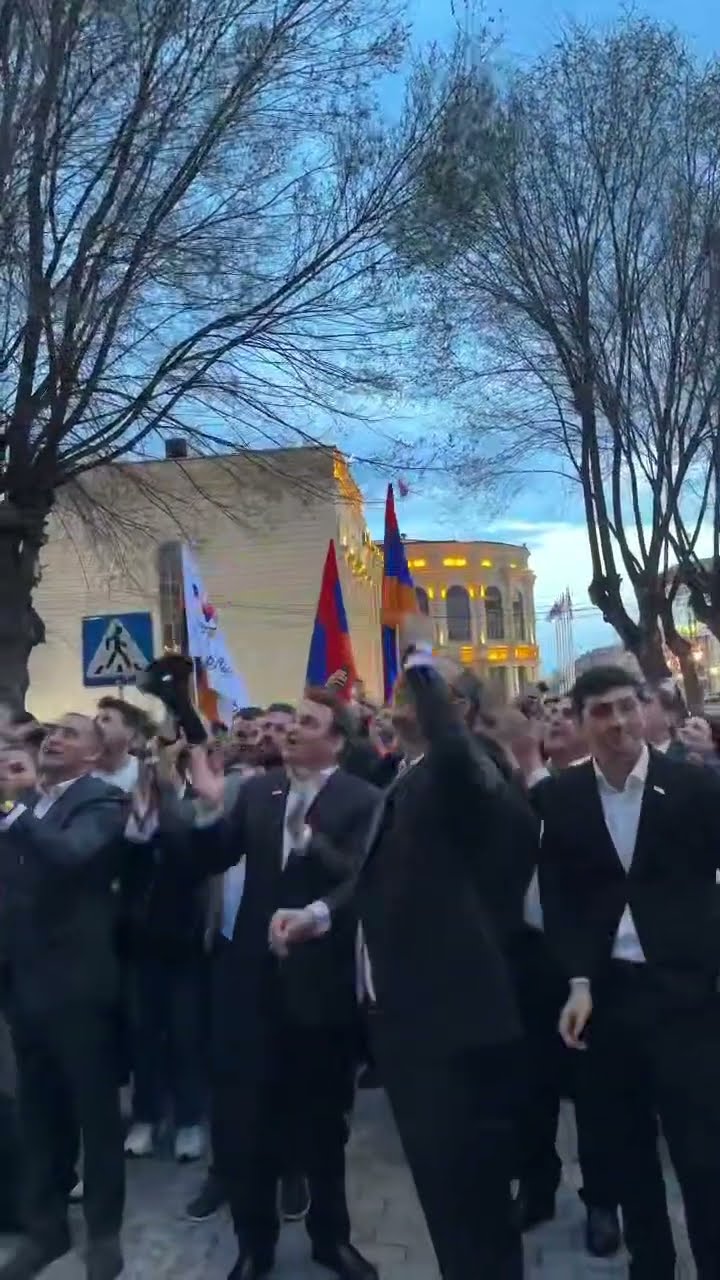 «Ազատություն Միքայել Սրբազանին»․ «Ուժեղ Հայաստան»-ը՝ Միքայել Սրբազանի կեցավայրի մոտ