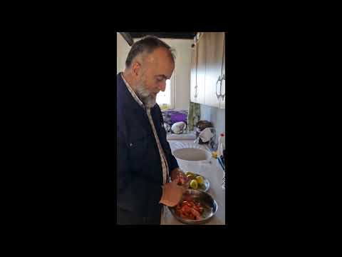 Pregaditjen e sallatës bio - Hoxhë Mazllam Mazllami