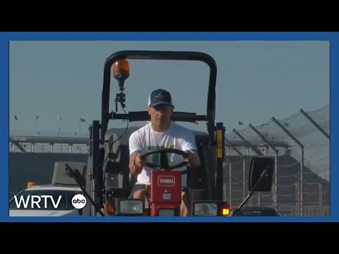 Tony Kanaan, family help clean up after tearing up grass during Indy 500