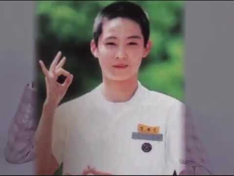 Bambam imitating JB's iconic pose