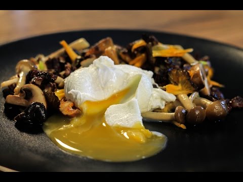 Salteado de setas con huevo poché