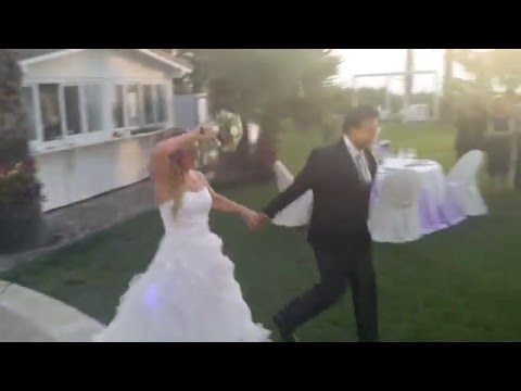 ENTRATA SPOSI DIVERTENTE AL RISTORANTE VILLA LIVIA TERMOLI MUSICA MATRIMONIO BY FRANCESCO BARATTUCCI