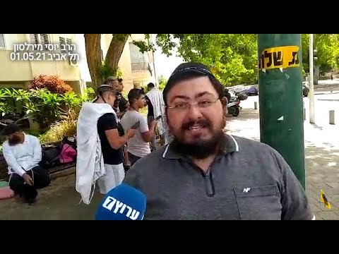 תפילין שירה וזמרה מול ביתה של תמר זנדברג