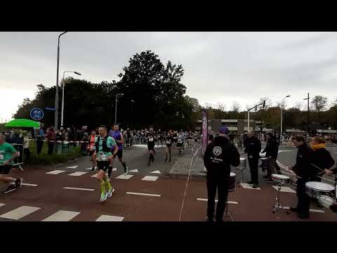 As Arraias langs de kant bij de  Marathon Eindhoven