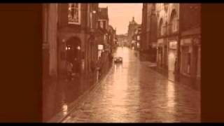 Triana   cae fina la lluvia