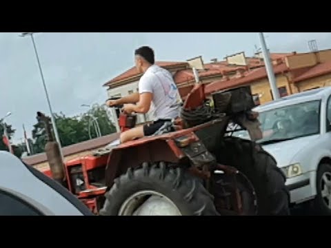 Wjechał traktorem do TESCO