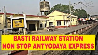 preview picture of video 'Basti Railway Station Antyodaya Express Full Speed Crossed in heavy rain'