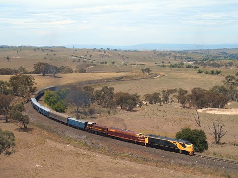 Australian streamliner diesel locomotives 42103 & 4204 - "BLUE SEUDE EXPRESS" - January 2018