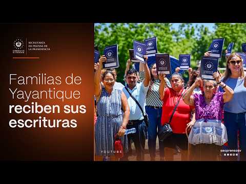 Gobierno del Presidente Bukele entrega escrituras de propiedad a familias de comunidad Miraflores