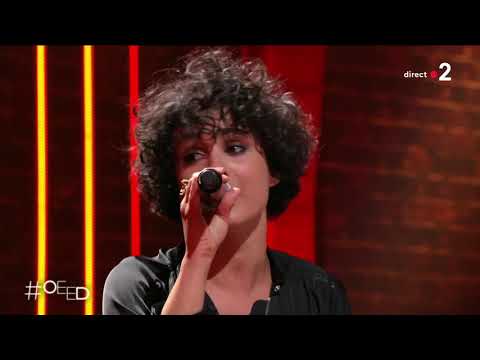 Barbara Pravi réenchante Dalida : "Laissez-moi danser" / live piano - On est en direct 17 avril 2021