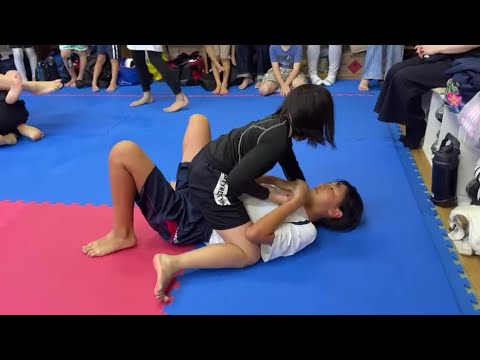 可愛い女子たちの柔術スパーリング