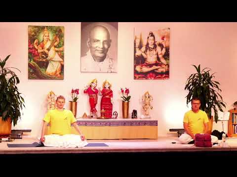Yogastunde mit Mahavira - Yoga Vidya Ashram Live - 09:15 Uhr 17.11.2021