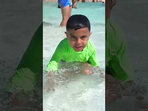 Na piscina de ondas, em caldas novas! É muita onda,  #caldasnovasgo