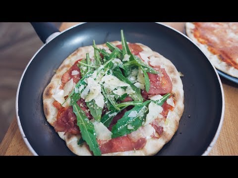 Pizza in padella | Ricetta Veloce senza forno