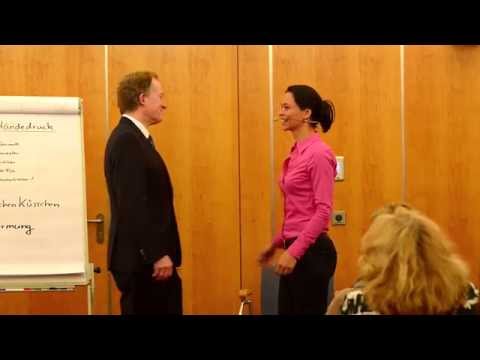 Körpersprache Yvonne de Bark Begrüßung Küsschen Küsschen