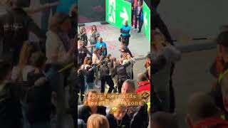 Dan Reynolds from Imagine Dragons goes into crowd🙌🏻🎉