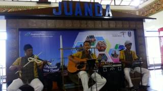 Lagu Lawas Romantis di Bandara Juanda