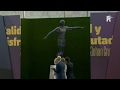 Zoon Johan Cruijff onder de indruk van standbeeld bij FC Barcelona