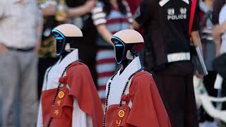 Südkorea: Tausende sehen zu, wie Roboter-Mönche durch historische Straßen Seouls ziehen